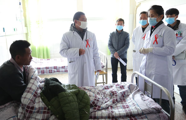 專家在布拖縣人民醫院、特木里中心衛生院查房、會診