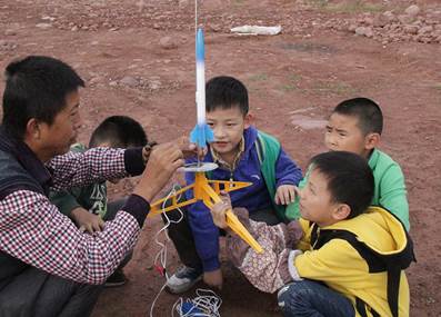 孩子們在認真學習火箭發(fā)射知識.jpg