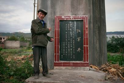 84歲的邊仕光老人講起紅軍的故事聲音洪亮，難掩自豪之情.jpg