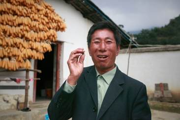 羅瓦格興奮地向記者介紹自家的養(yǎng)豬規(guī)劃.jpg